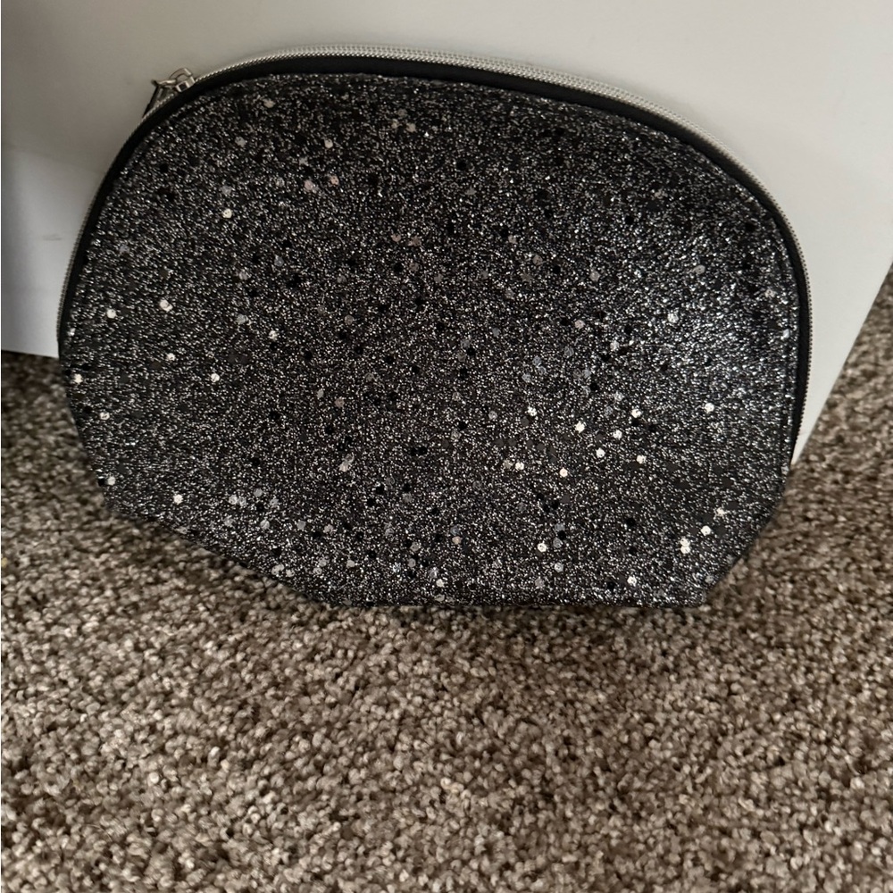Estée Lauder & Lancôme
Elegant Black and Silver Women's makeup bags/ Clutch Set - Picture 4 of 7